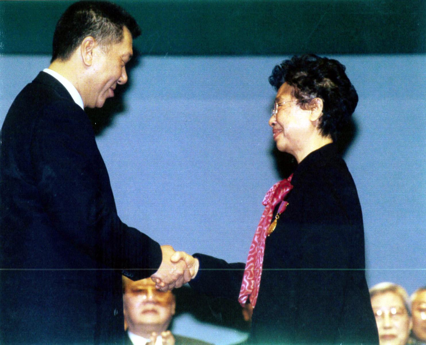 我校劉羡冰前校長於2001年獲頒授教育功績勳章